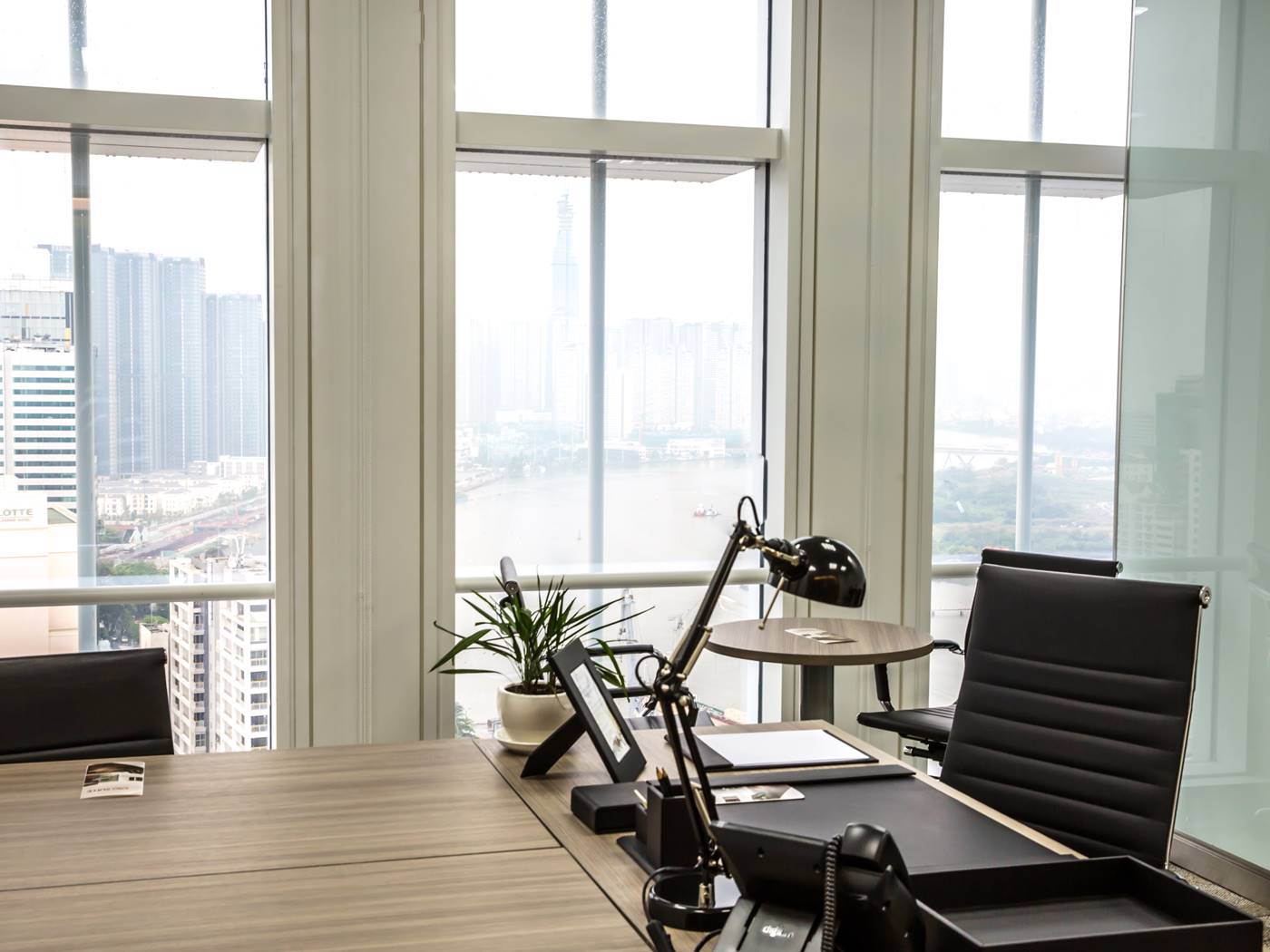Văn phòng trọn gói CEO SUITE • Vietcombank Tower, 05 Công Trường Mê Linh, Phường Bến Nghé, Quận 1 - Vlook.vn