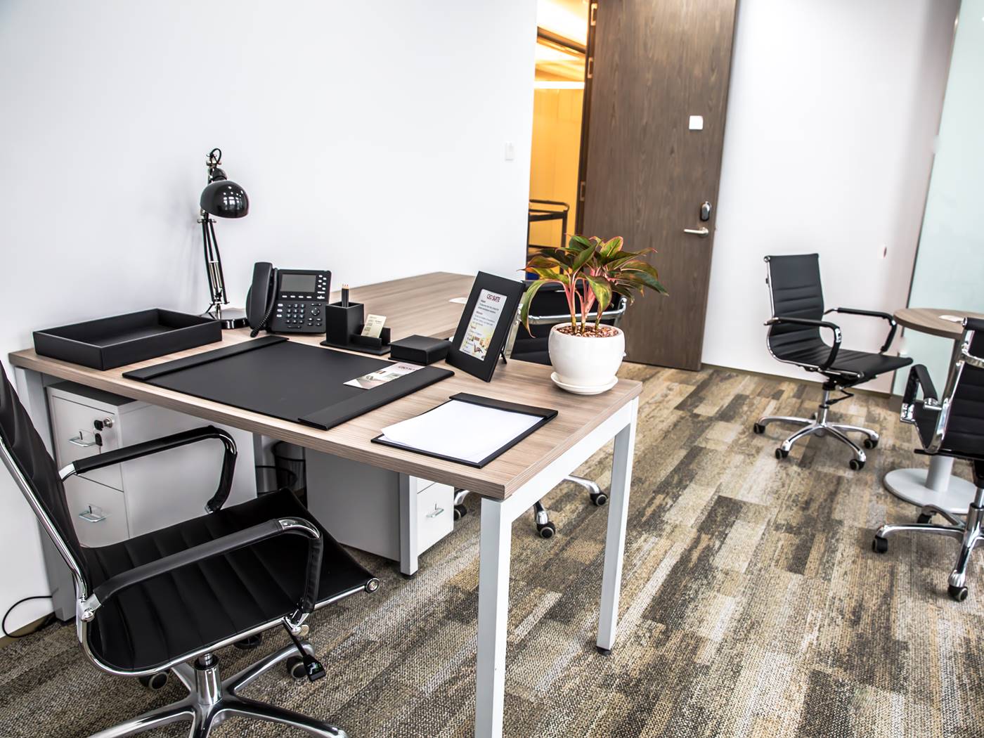 Văn phòng trọn gói CEO SUITE • Vietcombank Tower, 05 Công Trường Mê Linh, Phường Bến Nghé, Quận 1 - Vlook.vn
