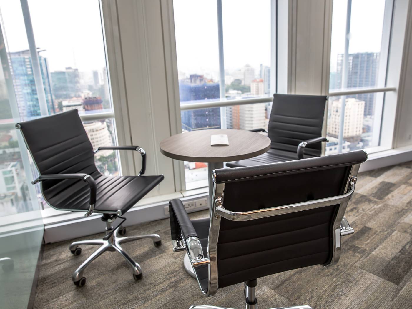 Văn phòng trọn gói CEO SUITE • Vietcombank Tower, 05 Công Trường Mê Linh, Phường Bến Nghé, Quận 1 - Vlook.vn