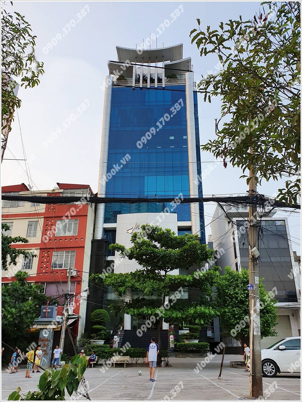 Mặt trước toàn cảnh oà cao ốc văn phòng cho thuê Melody Tower, đường Ung Văn Khiêm, quận Bình Thạnh, TP.HCM - vlook.vn