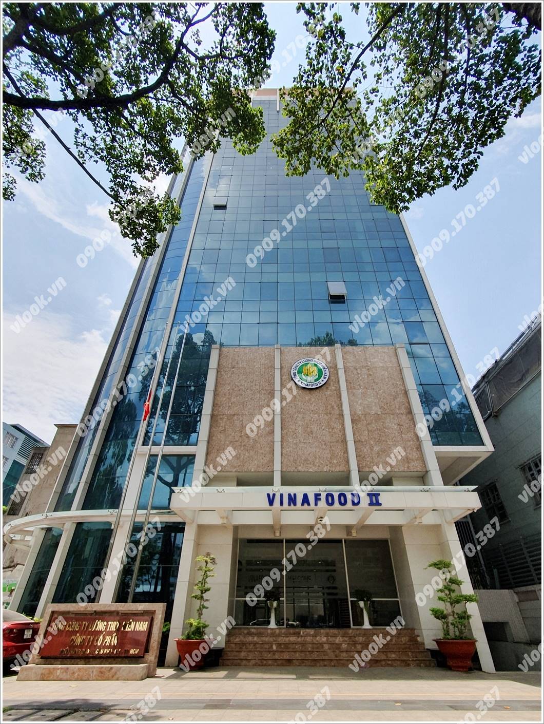 Mặt trước cao ốc cho thuê văn phòng Vinafood Tower, Trần Hưng Đạo, Quận 1, TPHCM - vlook.vn