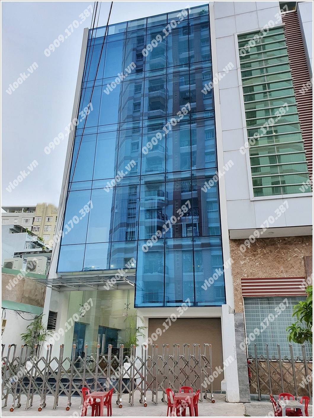 Mặt trước toàn cảnh oà cao ốc văn phòng cho thuê UVK Building, đường Ung Văn Khiêm, quận Bình Thạnh, TP.HCM - vlook.vn