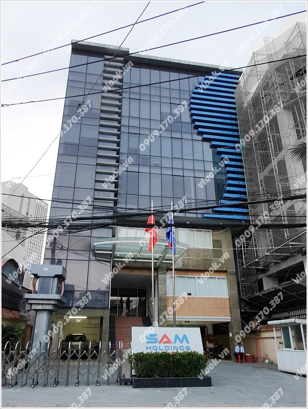 Mặt trước toàn cảnh oà cao ốc văn phòng cho thuê SAM Holdings, đường Ung Văn Khiêm, quận Bình Thạnh, TP.HCM - vlook.vn