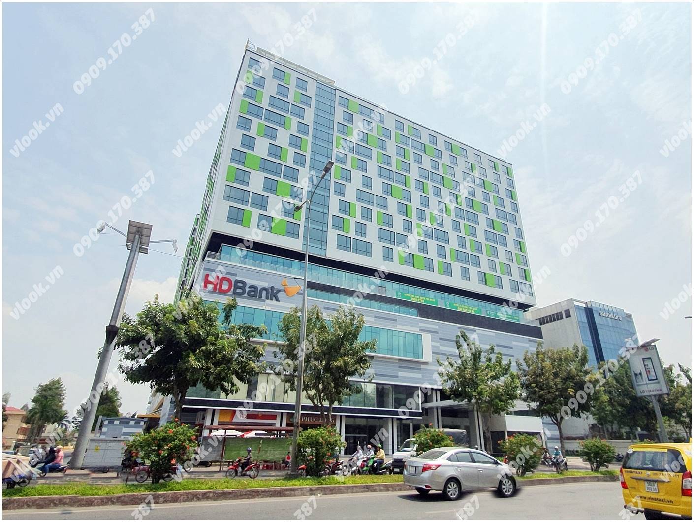 Mặt trước toàn cảnh oà cao ốc văn phòng cho thuê Rebuplic Plaza, đường Cộng Hòa quận Tân Bình, TP.HCM - vlook.vn