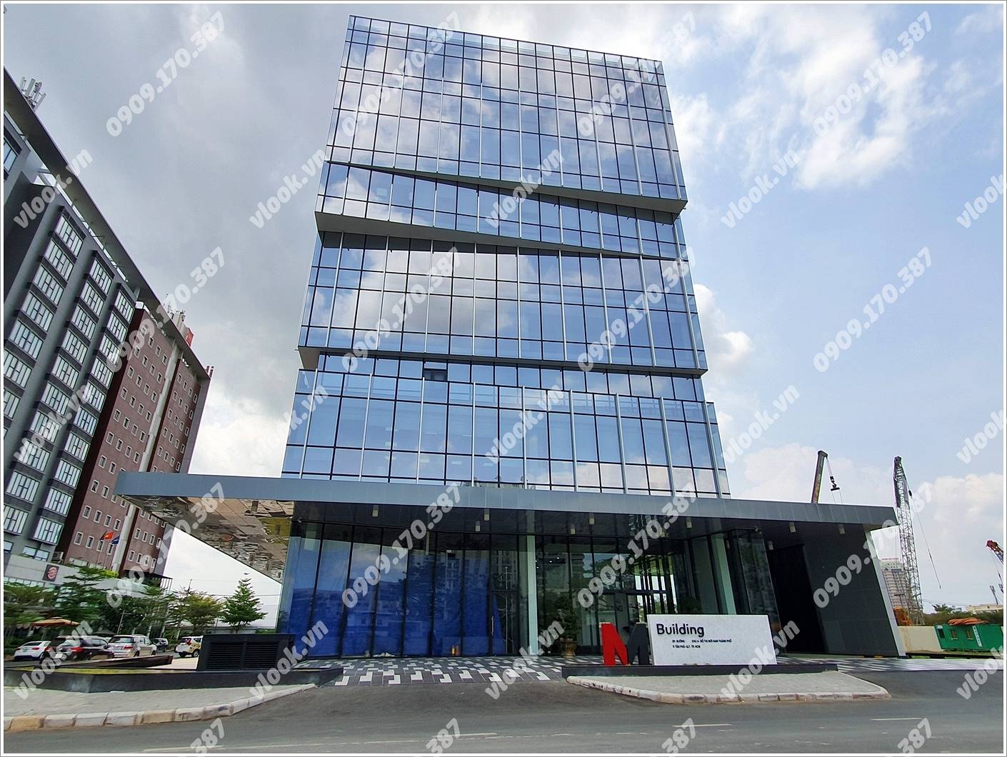 Mặt trước toàn cảnh oà cao ốc văn phòng cho thuê M Building, đường Số 8, quận 7, TP.HCM - vlook.vn