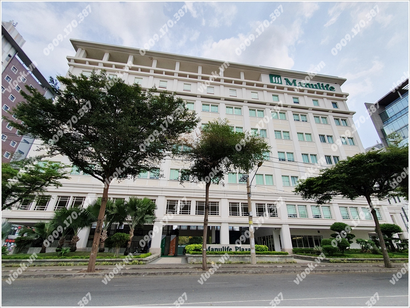 Mặt trước toàn cảnh oà cao ốc văn phòng cho thuê Manulife Plaza, đường Hoàng Văn Thái, quận 7, TP.HCM - vlook.vn